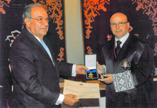 Recogiendo la Medalla de Oro del Ilustre Colegio de Abogados de Melilla.